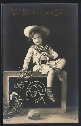 Foto-AK EAS Nr. 6: Junge im Matrosenanzug mit Hufeisen, Neujahrsgruss