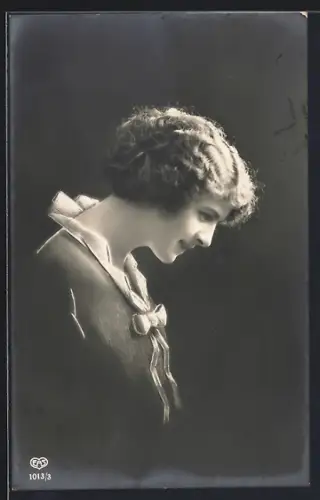 Foto-AK EAS Nr. 1013/3: Junge Frau mit Locken