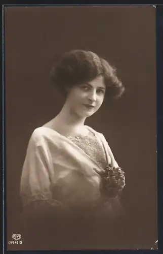 Foto-AK EAS Nr. 09141/5: Junge Dame im Kleid