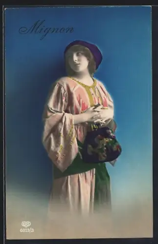 Foto-AK EAS Nr. 6813/3: Mignon, Junge Frau im bunten Kleid