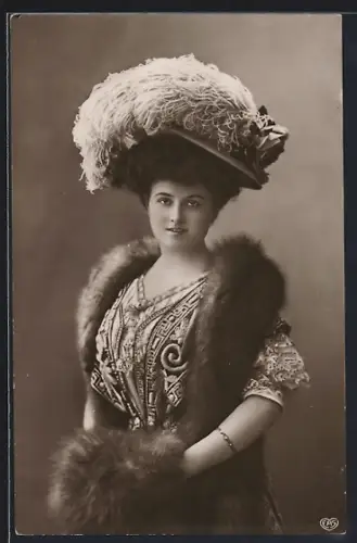 AK Schauspielerin Emmy Wehlen in festlichem Kleid