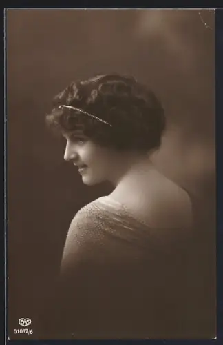 Foto-AK EAS Nr. 01087/6: Junge Frau mit Haarschmuck