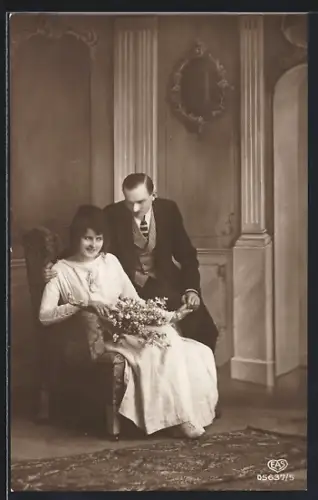 Foto-AK EAS Nr. 05637/5: Hochzeitspaar mit Blumen