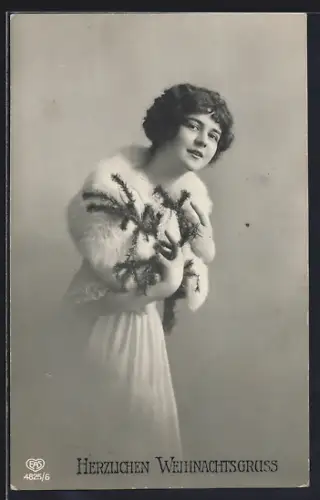 Foto-AK EAS Nr. 4825/6: Frau im Kleid mit Tannenzweigen, Weihnachtsgruss