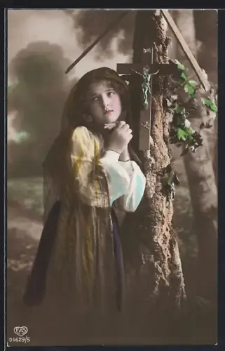 Foto-AK EAS Nr. 04629/5: Junge Frau betet am Jesuskreuz