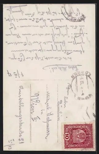 Foto-AK EAS Nr. 04629/5: Junge Frau betet am Jesuskreuz