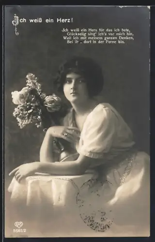 Foto-AK EAS, 9561 /2, junge Frau mit Kleid und Blumenvase, Ich weiss ein Herz!