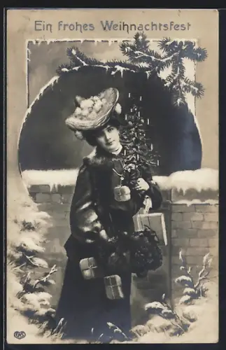 Foto-AK EAS Nr. 421: Frau mit Tannenbaum und Päckchen, Weihnachtsgruss