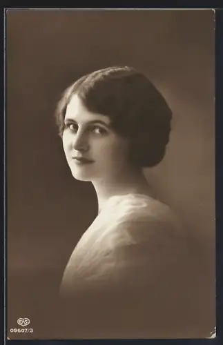 Foto-AK EAS Nr. 09607/3: Junge Frau schaut seitlich