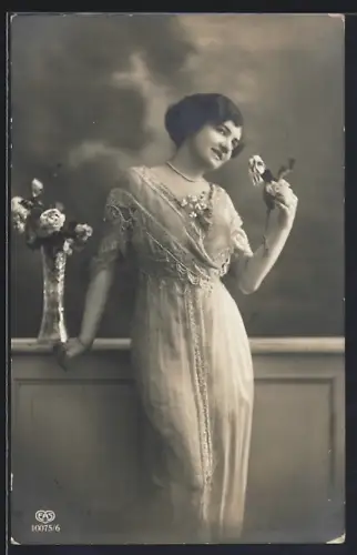 Foto-AK EAS Nr. 10075/6: Junge Frau im Spitzenkleid