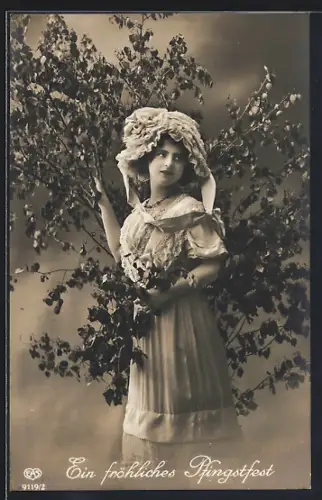 Foto-AK EAS Nr. 9119/2: Frau im Kleid am Baum, Pfingstgruss