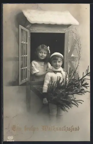 Foto-AK EAS Nr. 3703/2: Kinderpaar mit Tannenbaum am Fenster, Weihnachtsgruss
