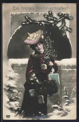 Foto-AK EAS Nr. 421: Frau mit Tannenbaum und Päckchen, Weihnachtsgruss