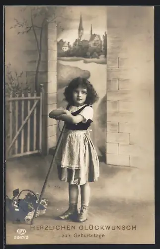 Foto-AK EAS Nr. 9667/2: Kleines Mädchen mit Harke, Geburtstagsgruss