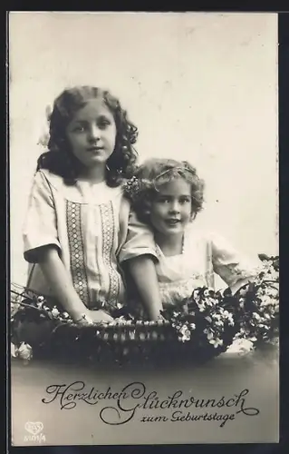 Foto-AK EAS Nr. 5101/4: Zwei Mädchen mit Blumenkorb, Geburtstagsgruss