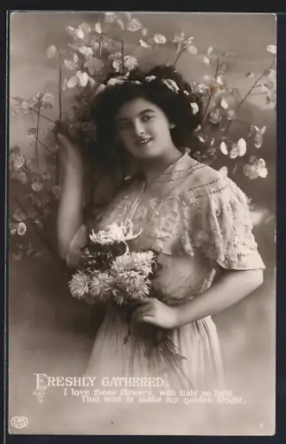 Foto-AK EAS Nr. 1: Frau im Kleid mit Crysanthemen