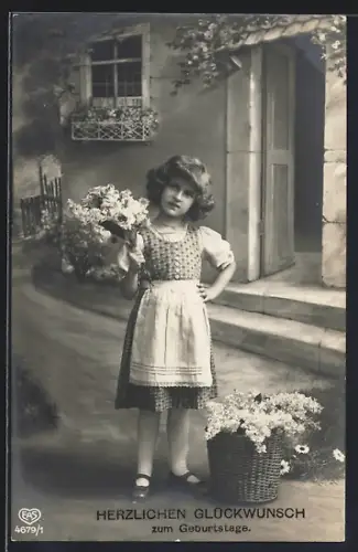 Foto-AK EAS Nr. 4679/1: Kleines Mädchen mit Blumen, Geburtstagsgruss