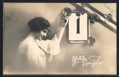 Foto-AK EAS Nr. 2383/3: Junge Frau am Kalender, Neujahrsgruss