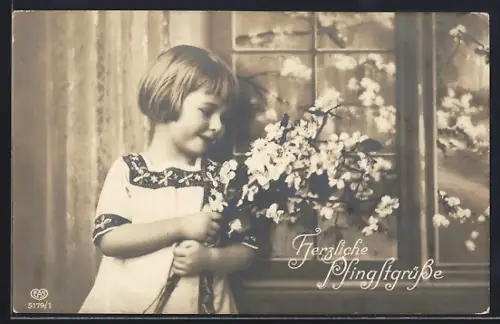 Foto-AK EAS Nr. 5179/1: Kleines Mädchen mit Blumen, Pfingstgruss