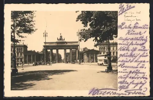 AK Berlin, Brandenburger Tor mit Strassenpartie