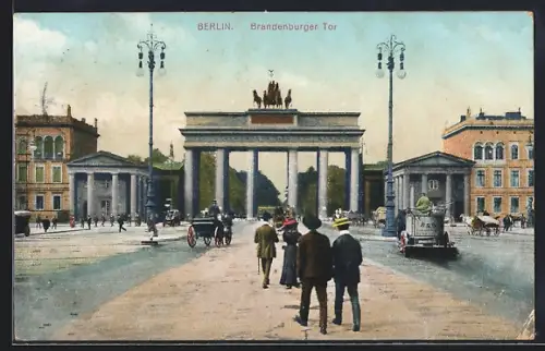 AK Berlin, Passanten vor dem Brandenburger Tor
