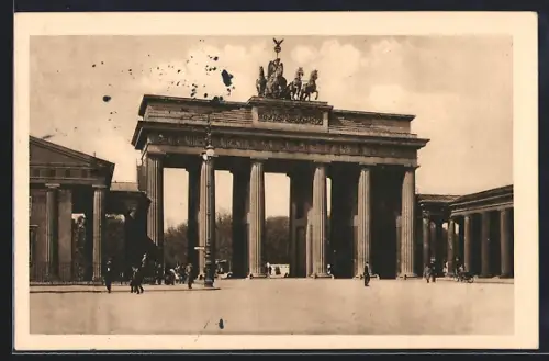 AK Berlin, Brandenburger Tor mit Strassenpartie