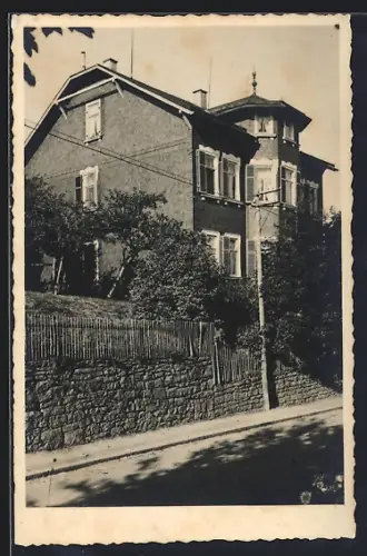 Foto-AK Finsterbergen /Thür., Villa mit Strassenpartie