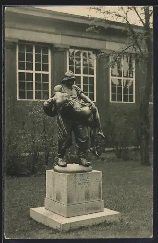 AK Berlin, Nationalgallerie, Statue Gerettet von A. Brütt