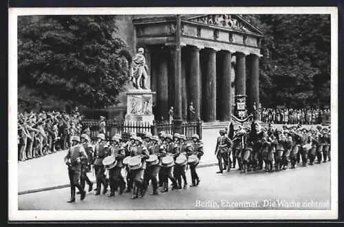 AK Berlin, Grosser Wachaufzug vor dem Ehrenmal