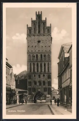 AK Anklam, Strassenpartie mit Steintor und Geschäften
