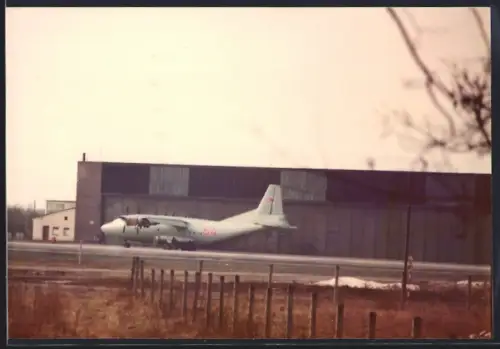 Fotografie Ansicht Oranienburg, Flugzeug Antonow AN-12 No. 64 der Sowjet-Streitkräfte neben einem Hangar stehend