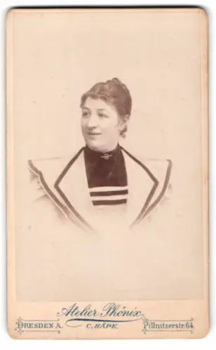 Fotografie C. Häpe, Dresden, Pillnitzerstrasse 64, Dame im eleganten Kleid