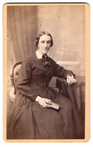 Fotografie N. A. Dietz, München, Sendlingerthorplatz 6, Porträt einer sitzenden Dame