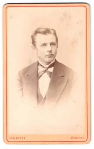 Fotografie N. A. Dietz, München, Sendlingerthorplatz 6, Porträt eines eleganten Herrn