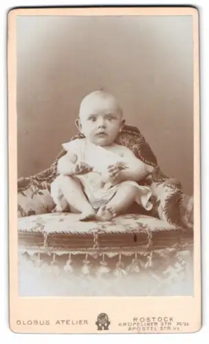Fotografie Globus Atelier, Rostock, Kröpeliner Str. 33/35, Porträt eines Kleinkindes auf einem dekorativen Kissen