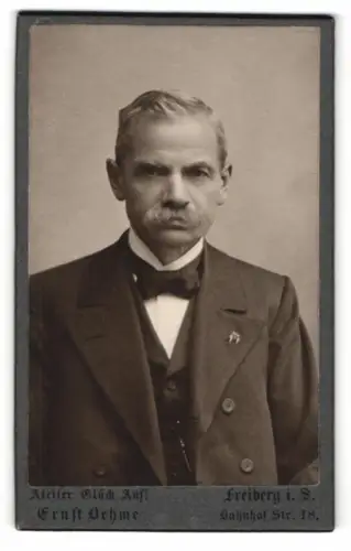 Fotografie Ernst Oehme, Freiberg i. S., Bahnhof Str. 18, Porträt eines eleganten Herrn