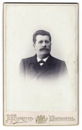 Fotografie A. H. Rosengren, Kristianstad, Ö. Storgatan 70, Porträt eines Herrn mit Schnurrbart