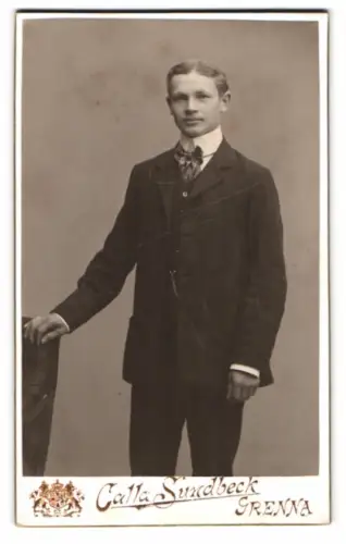 Fotografie Calla Sundbeck, Grenna, Eleganter junger Mann im Anzug