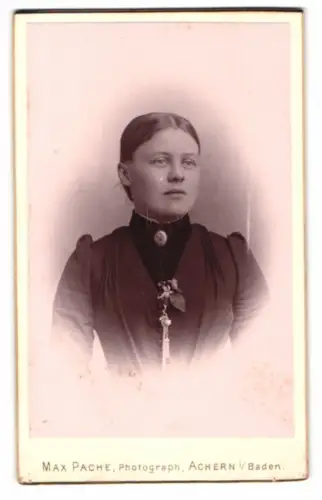 Fotografie Max Pache, Achern i. Baden, neben dem Amthause, Porträt einer Frau
