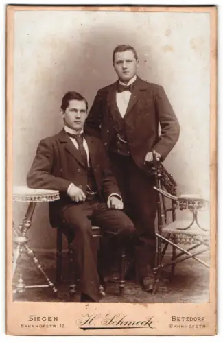 Fotografie H. Schmeck, Siegen, Bahnhofstr. 12, Zwei Herren im Atelier