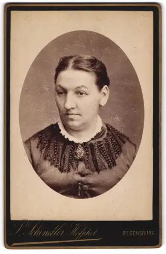 Fotografie P. Schindler, Regensburg, Strasse zur schönen Gelegenheit, Frauenporträt in elegantem Kleid