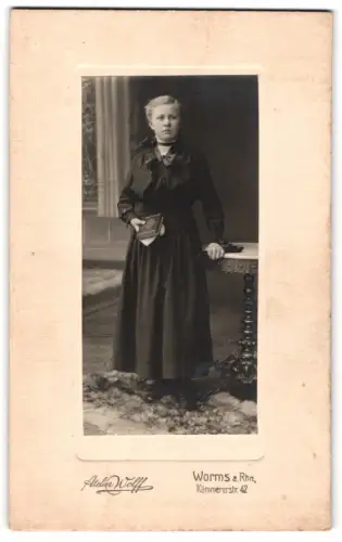 Fotografie Atelier Wolff, Worms a. Rh., Kämmererstr. 42, Junge Frau mit Buch