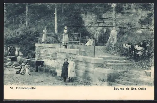 AK Ste Odile, Source de Ste. Odile avec visiteurs devant la source