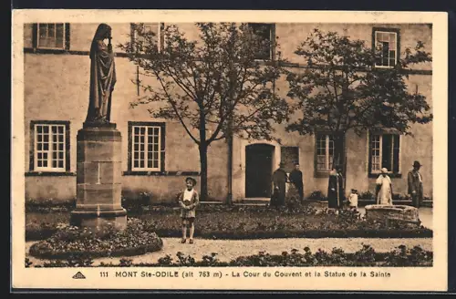 AK Mont Ste-Odile, La Cour du Couvent et la Statue de la Sainte