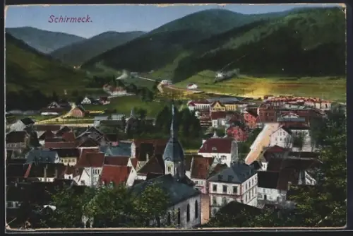 AK Schirmeck, Vue sur le village entouré de montagnes verdoyantes