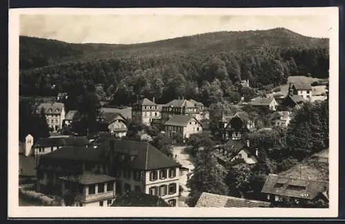 AK Le Hohwald, Vue sur le village entouré de forêts et de collines