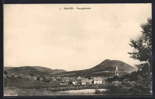 AK Saales, Vue générale du village avec collines en arrière-plan