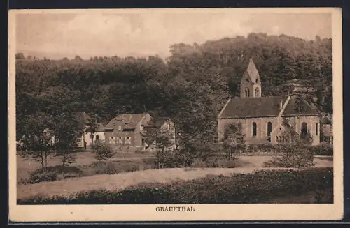 AK Graufthal, Vue de l`église et des maisons environnantes dans le paysage boisé