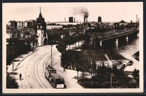AK Strasbourg, Vue sur le pont du Rhin avec tramway et cheminées industrielles en arrière-plan