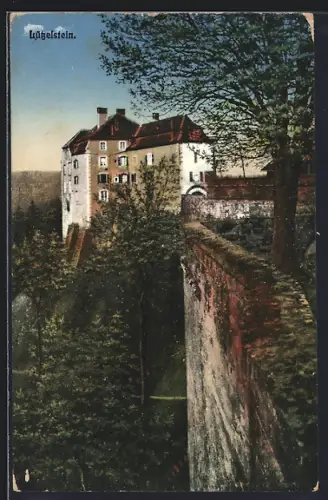 AK Lützelstein, Vue du château entouré de verdure et de murs anciens
